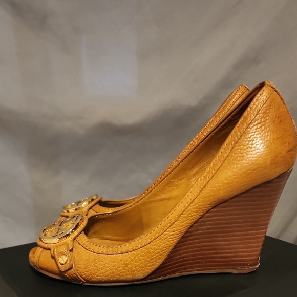 Tory Burch Tan Leather Heels with Medallion In Size 7 - Picture 3 of 7